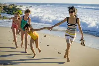 famiglia che gioca sulla spiaggia a La Jolla San Diego California