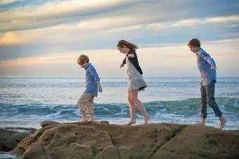 Les enfants sur la plage de San Diego en Californie