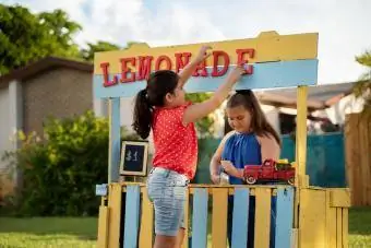 Stand de limonadă pentru fete