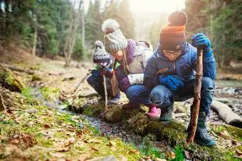 Gelukkige kinderen spelen in stroomspeurtocht