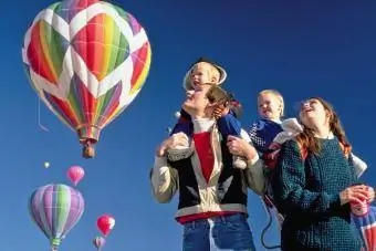 Družina opazuje pisane toplozračne balone