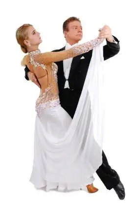 Una coppia formale che balla il valzer