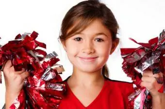 Młoda cheerleaderka ubrana na czerwono