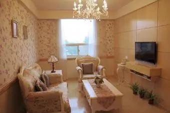 Úzký obývací pokoj