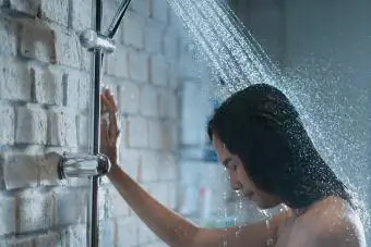 Nő zuhanyzik