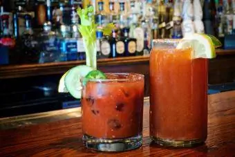 Bloody Mary zum Brunch an einer Bartheke