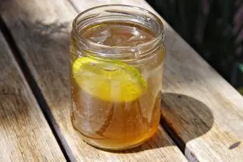 Ginger ale con una rodaja de limón