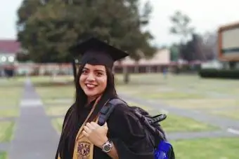 Wanita Tersenyum Berbaju Graduasi Berdiri Di Kampus Padang