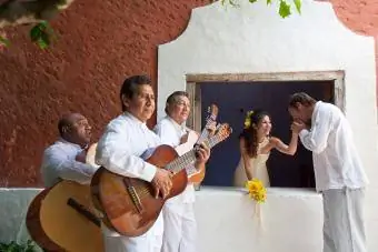 Couples de mariage et musiciens au Mexique