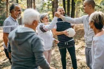 Többgenerációs család röplabdázik