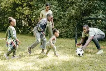 Aile futbol oynuyor