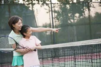 Anne ve kızı tenis oynuyor