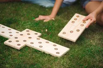 Parkta yeşil çimenlerin üzerinde domino taşları
