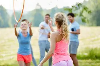 Família jogando bambolês