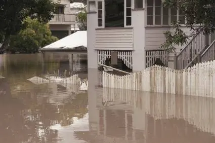 ¿Cuáles son las cinco reglas de seguridad que debe practicar durante una inundación?