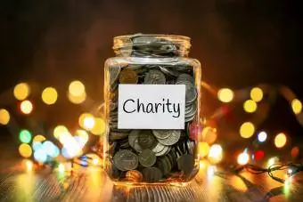 Jar of Coins para sa Charity Against Christmas Lights