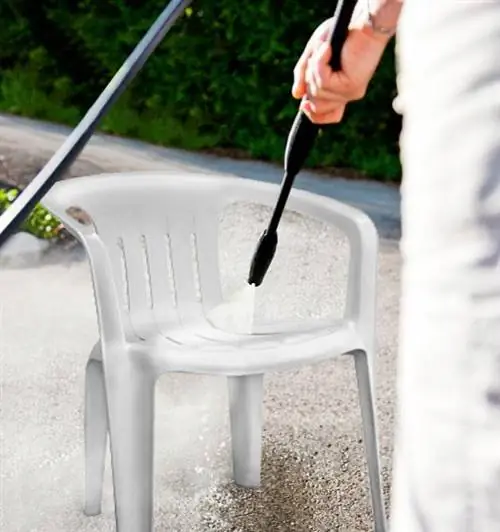 כיצד לנקות כסאות נוח מפלסטיק לבן