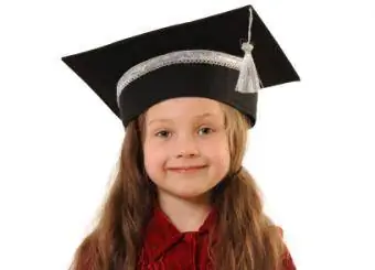 pirmsskolas vecuma bērns izlaiduma cepurītē