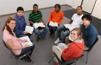 Ungdomsgruppe som studerer Bibelen