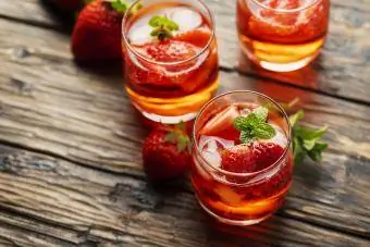 Frisse zomercocktail met ijs, aardbei en munt