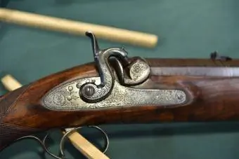 Sběratelská křesadlová puška od Hollise a synů vystavená na Great British Shooting Show