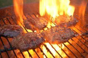 Hamburguesas cocinadas a la parrilla