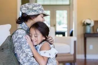 Una joven está feliz de ver a su madre militar