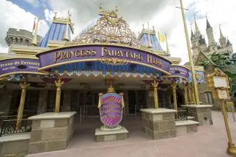 Prazne vrste v dvorani Princess Fairytale Hall v čarobnem kraljestvu