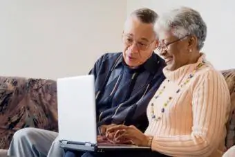 Starší pár pomocí počítače
