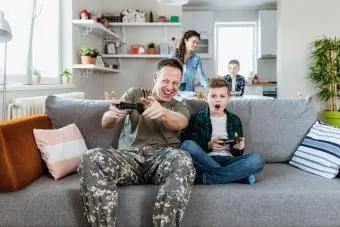 Vater und Sohn spielen Videospiele