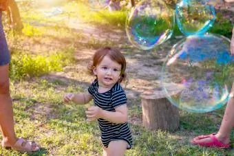 Toddler zēns pūš ziepju burbuļus