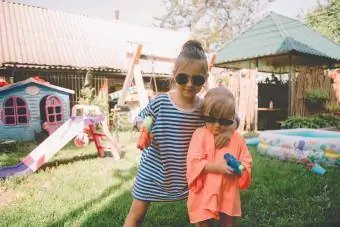 Kleine meisjes spelen met waterpistolen