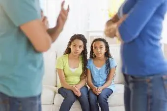 Rodiče se hádají a dcery sedí na gauči