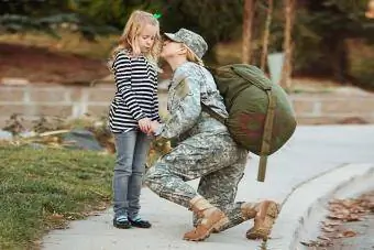 Askeri anne kızına veda öpücüğü veriyor