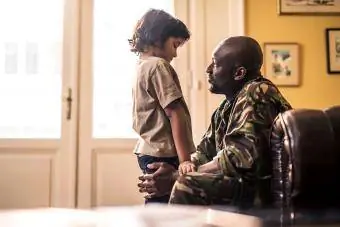 Üzgün çocuk savaşa giden askeri babasıyla konuşuyor