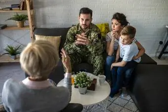 Asker ve ailesi bir seans sırasında psikoterapistte