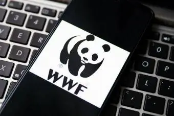 O logotipo do WWF é exibido na tela de um celular