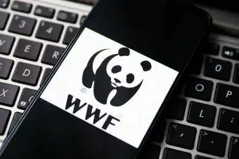 Logotip WWF je prikazan na zaslonu mobilnega telefona