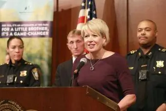 Wendy Foster, présidente et directrice générale des Grands Frères Grandes Sœurs de Massachusetts Bay, prend la parole lors d'une conférence de presse