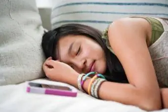 Tizenéves lány alszik a kanapén