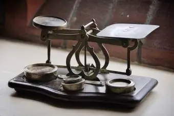 תקריב של משקל עתיק על שולחן