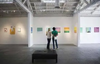 Pessoas na galeria de arte