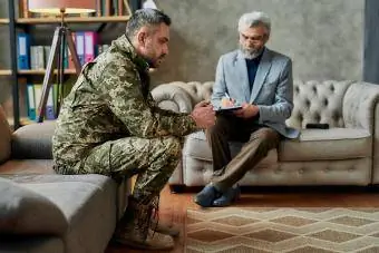 مرد نظامی در جلسه درمانی