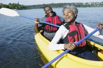 Couple de personnes âgées en kayak