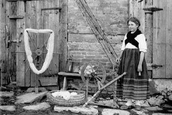 Jennie Krueger in piedi sulle pietre accanto a un arcolaio