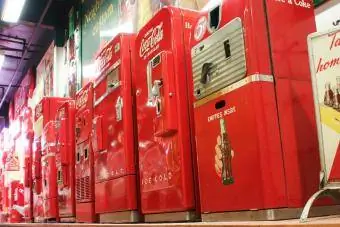 Zabytkowe automaty sprzedające Coca-Colę