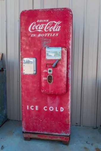 Zabytkowy automat sprzedający Coca-Colę