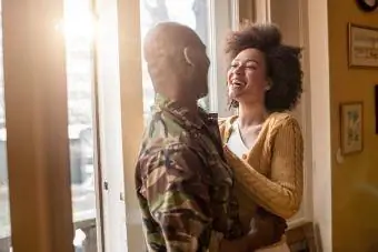 Mujer alegre hablando con su marido militar