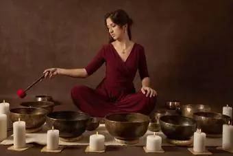 donna che suona le campane tibetane