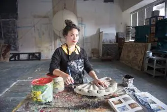 Beeldend kunstenaar in haar atelier